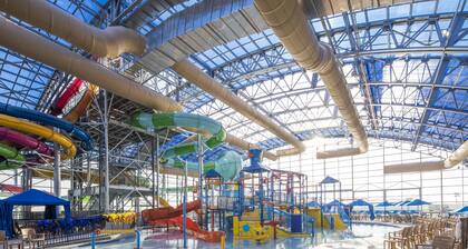 Private Hot Tub, Stone Floors, Tall Fenced Yard, Fire Pit, & BBQ Grill