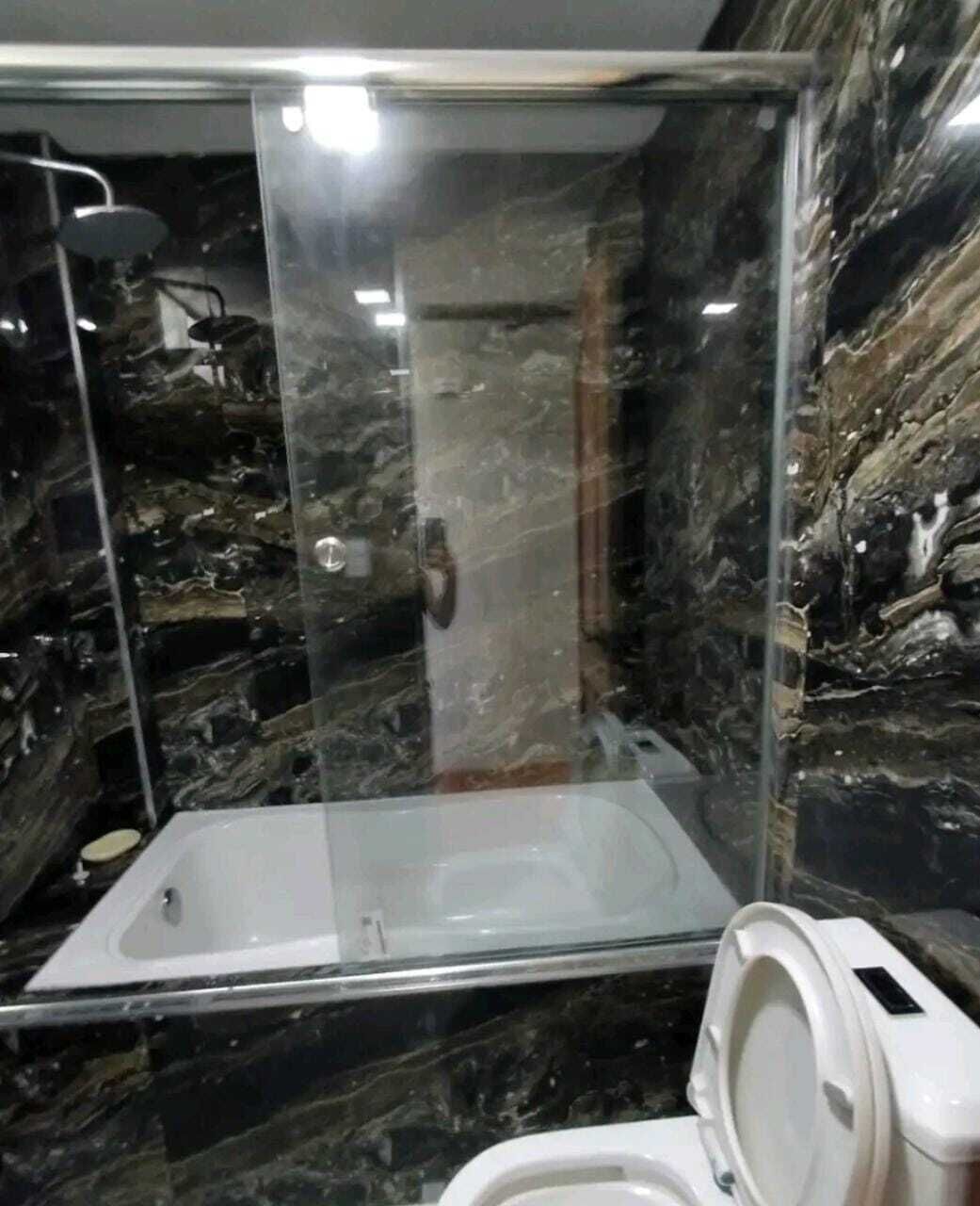 Bañera, secador de pelo, toallas y jabón