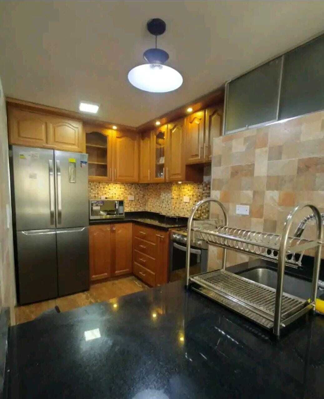 Frigorífico, microondas, horno y placa de cocina