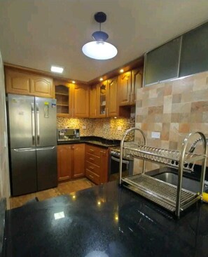 雪櫃、微波爐、焗爐、爐具