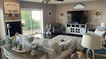 Smart TV, fireplace, table tennis, stereo