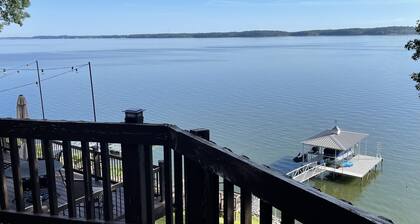 Lake life at its best, Home on Ky Lake. Amazing Sunrises! Near Moors Resort.
