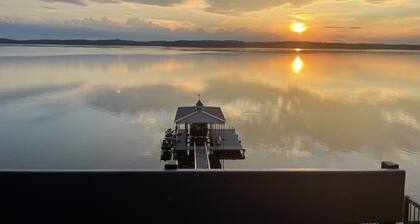Lake life at its best, Home on Ky Lake. Amazing Sunrises! Near Moors Resort.