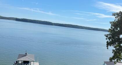 Lake life at its best, Home on Ky Lake. Amazing Sunrises! Near Moors Resort.