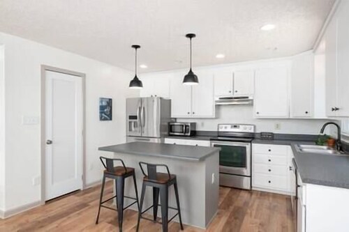 Whole Renovated 5 BR Home minutes to downtown Asheville, Pets welcome