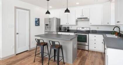 Whole Renovated 5 BR Home minutes to downtown Asheville, Pets welcome