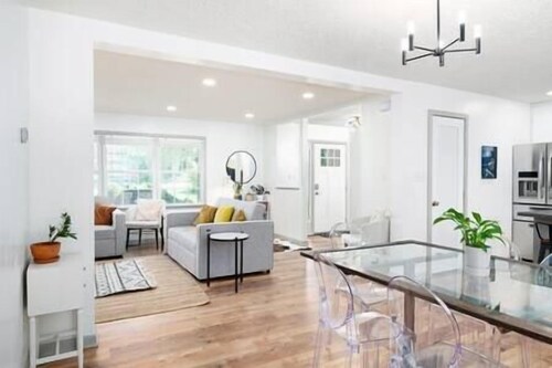 Whole Renovated 5 BR Home minutes to downtown Asheville, Pets welcome