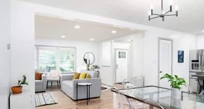 Whole Renovated 5 BR Home minutes to downtown Asheville, Pets welcome