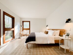 4 bedrooms, desk, iron/ironing board, travel cot - *NEW* Luxury modern chalet on 10 Acres in the Pocono mountains (Jim Thorpe)