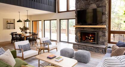 *NEW* Luxury modern chalet on 10 Acres in the Pocono mountains