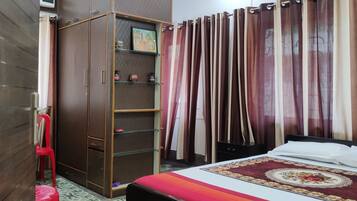 2 bedrooms, desk, free WiFi, bed sheets