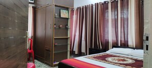 2 bedrooms, desk, free WiFi, bed sheets