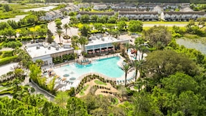 Ein Resort mit Swimmingpool, Liegebereichen und Blick auf die umliegende Landschaft.