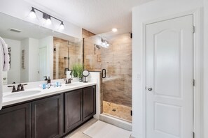 Bañera con ducha, secador de pelo, toallas, jabón
