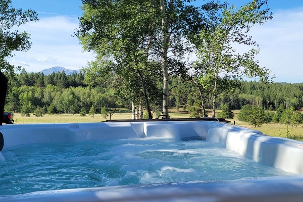 Banyera d'hidromassatge a l'aire lliure