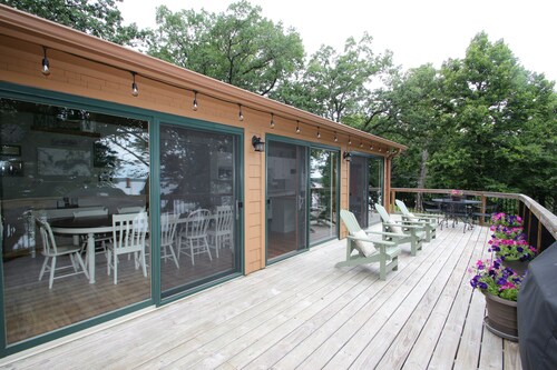 Cabin with amazing views, prime location and privacy! 3 bedrooms 2 bathrooms