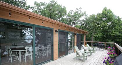 Cabin with amazing views, prime location and privacy! 3 bedrooms 2 bathrooms