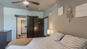2 bedrooms, individually decorated, individually furnished, bed sheets - Spacious 2BR Suite W/patio Near Iowa State (Ames)