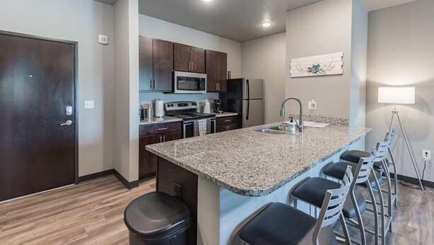 Microwave, oven - Spacious 2BR Suite W/patio Near Iowa State (Ames)