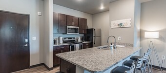 Spacious 2BR Suite W/patio Near Iowa State