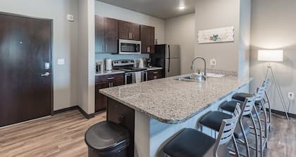 Spacious 2BR Suite W/patio Near Iowa State