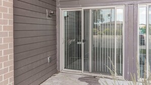 Terrace/patio - Spacious 2BR Suite W/patio Near Iowa State (Ames)