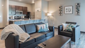 Living area - Spacious 2BR Suite W/patio Near Iowa State (Ames)