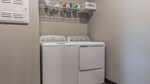 Laundry - Spacious 2BR Suite W/patio Near Iowa State (Ames)