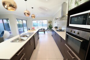 Comfort House | Private kitchen | Electric kettle, high chair, dining tables - Designer Decor Home 8Bed WilliamsLanding (Williams Landing)