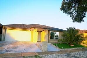 Front of property - Designer Decor Home 8Bed WilliamsLanding (Williams Landing)