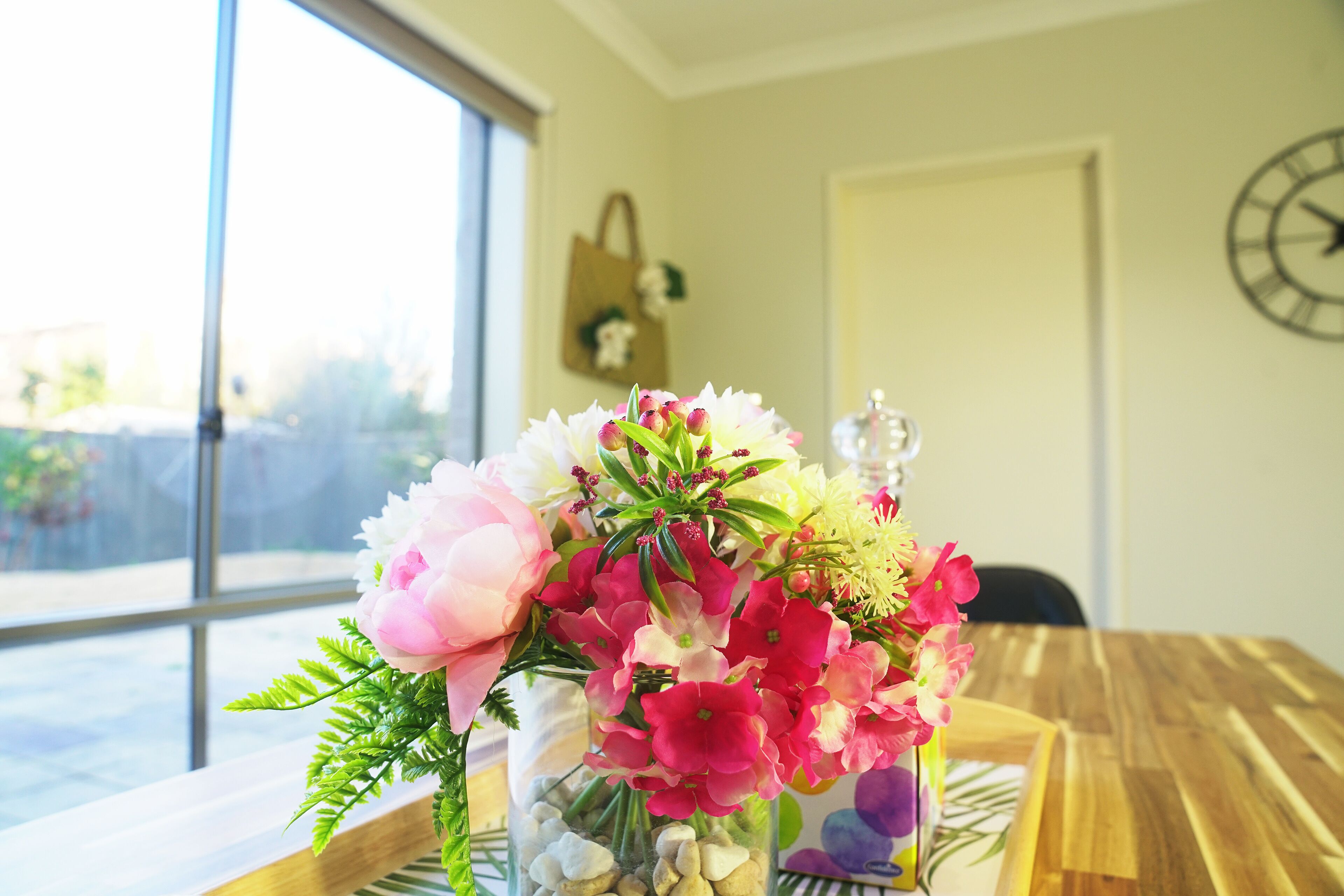 Et spisebord med en vase blomster.