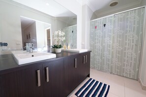 Comfort House | Bathroom | Separate bathtub and shower, hair dryer, towels, shampoo