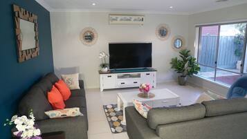 Rumah Comfort | Area keluarga | Televisi LED 65-inci dengan saluran TV kabel dan TV