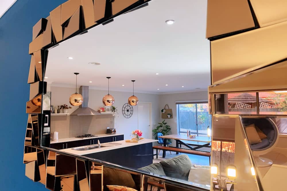 Designer Decor Home 8Bed WilliamsLanding - Hobsons Bay