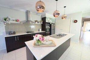 Electric kettle, high chair, dining tables - Designer Decor Home 8Bed WilliamsLanding (Williams Landing)