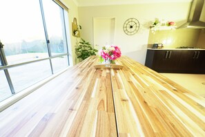 Comfort House | In-room dining - Designer Decor Home 8Bed WilliamsLanding (Williams Landing)