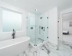 Bañera con ducha, secador de pelo, toallas, jabón