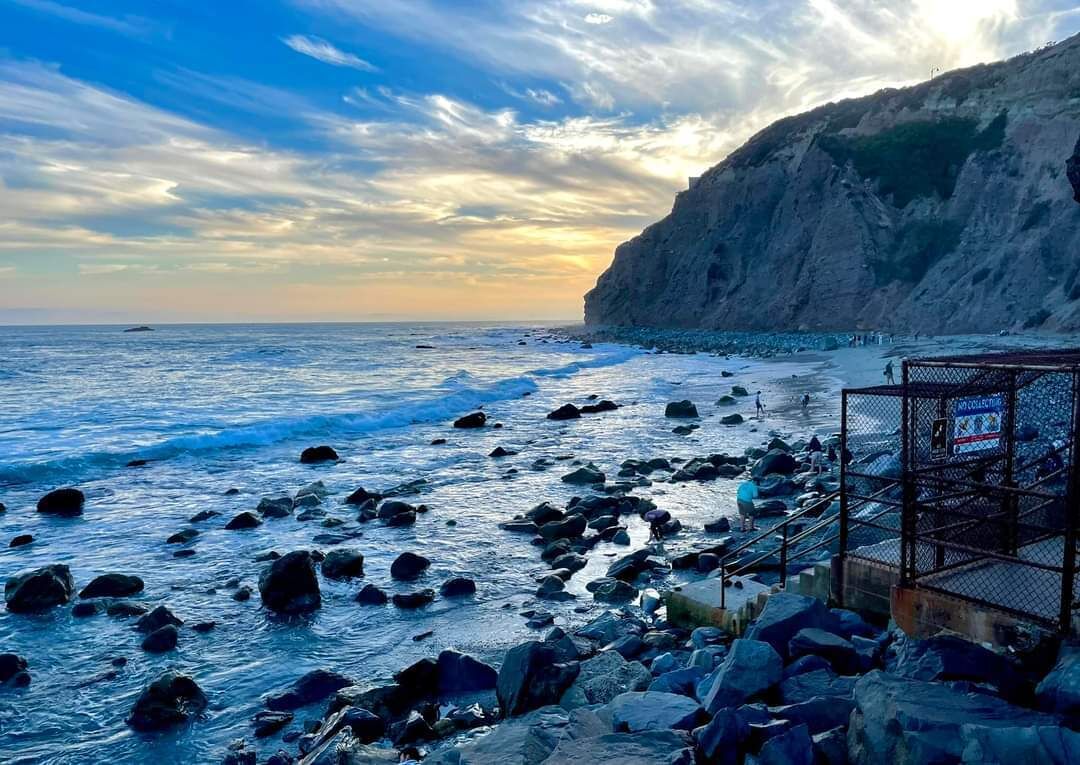 Beach nearby, sun-loungers, beach towels
