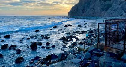 • Ocean Close Escape • 1BR/1BA • Walk to Beach • Sleeps 4 - Starboard Charm!
