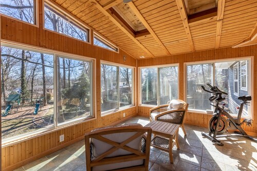 Easy Annapolis lodging - still available for Sailboat Show!