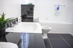 Badewanne, Haartrockner, Handtücher