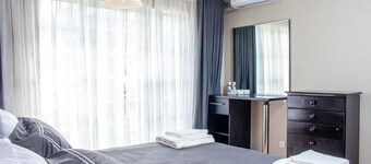 Apartment - Sleeps 6 - Parking - Pet friendly