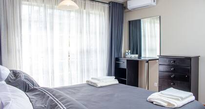 Apartment - Sleeps 6 - Parking - Pet friendly