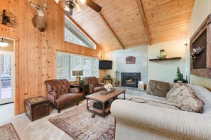 Smart TV, chimenea, reproductor de DVD y estéreo 