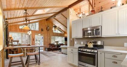 River Front / Private Beach Family Friendly Cabin Tahoe basin