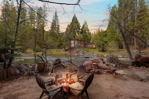 River Front / Private Beach  Family Friendly Cabin Tahoe basin