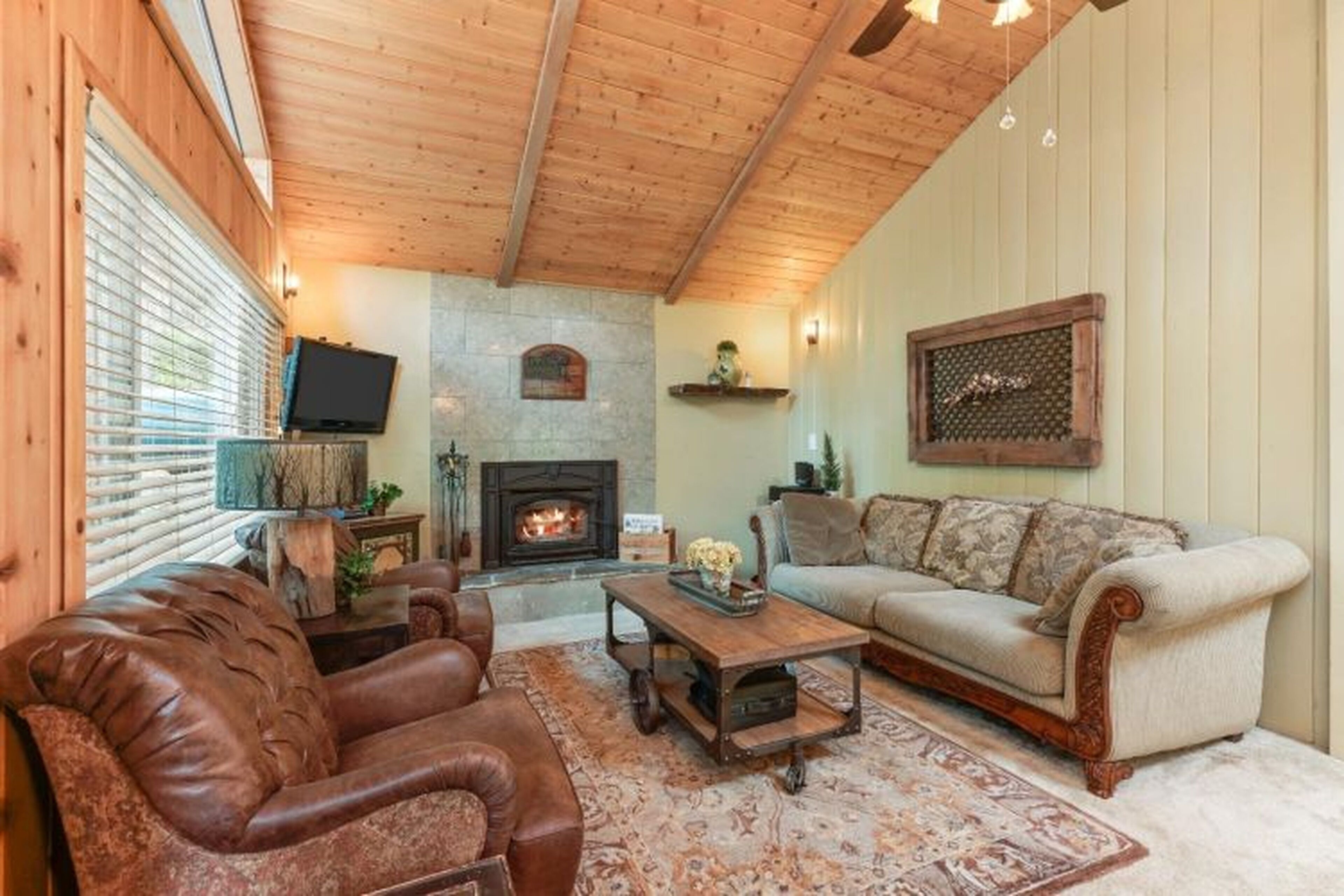 Smart TV, fireplace, DVD player, stereo