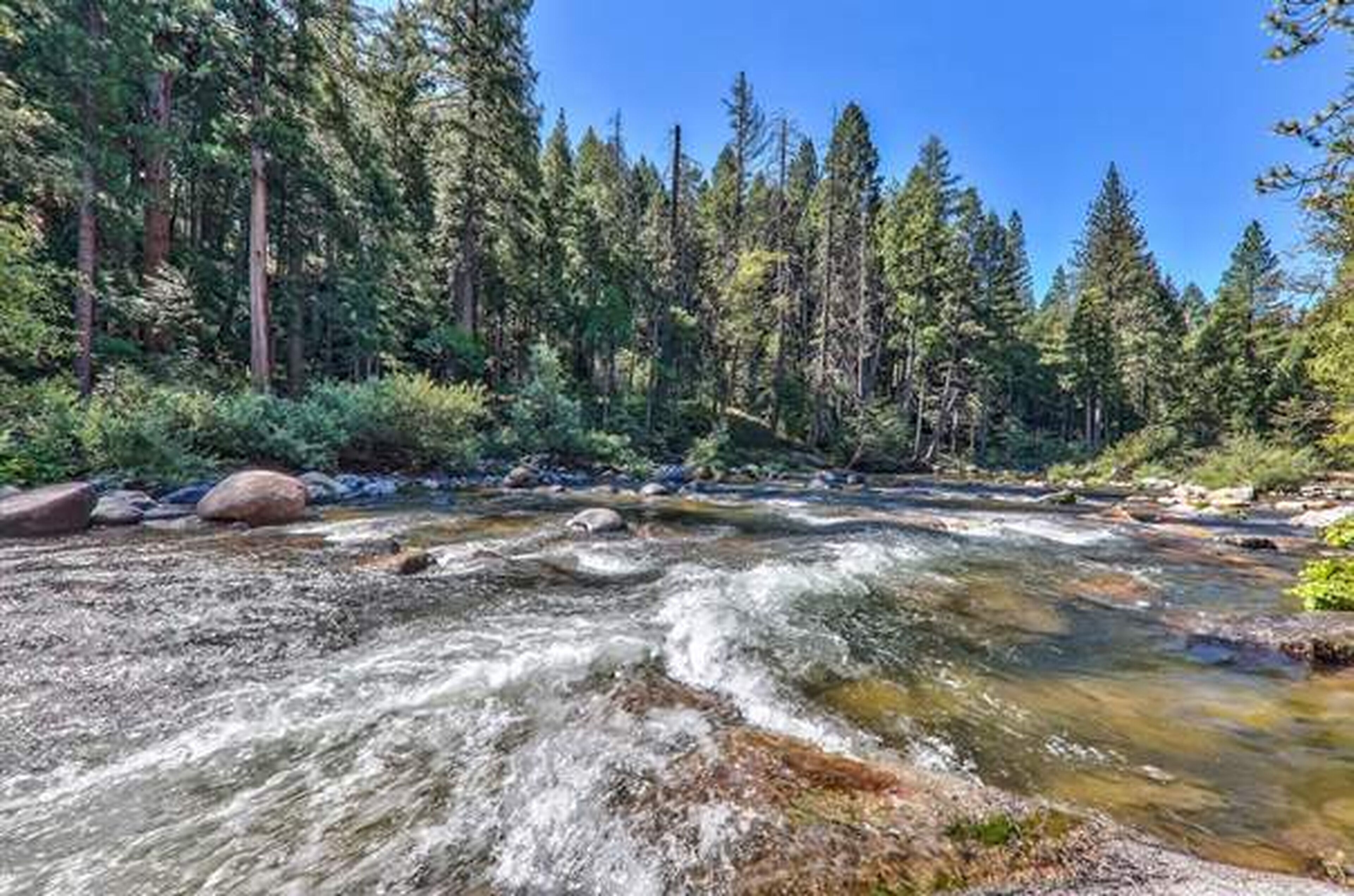 Una playa cerca, sillas reclinables de playa