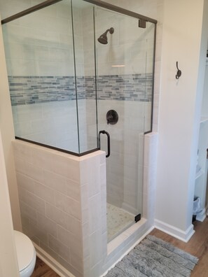 Ensemble douche/baignoire, serviettes fournies, papier toilette