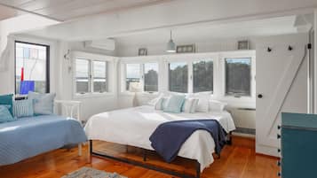 3 habitaciones, escritorio y tabla de planchar con plancha